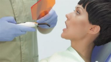 Ultraviyole fotopolimer mühür kullanarak diş hekimi