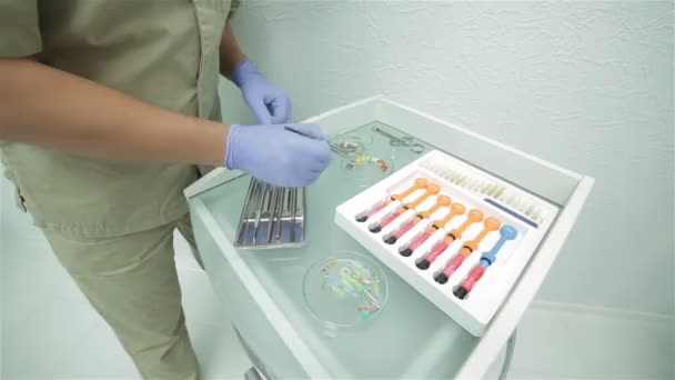 Инструмент стоматолога касается стола — стоковое видео