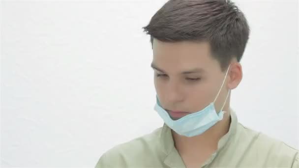 Dentist puts goggles to install patient photopolymer seals — Stock Video