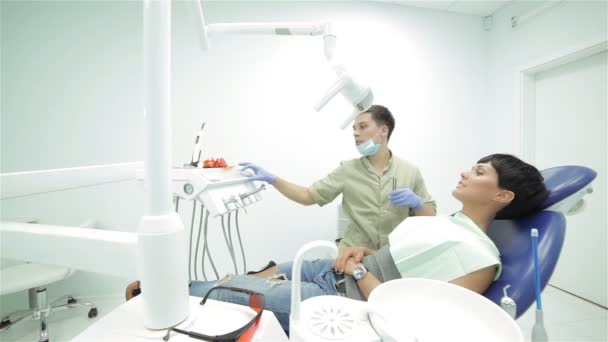 Dentist includes a lighting fixture before dental treatment — Stock Video