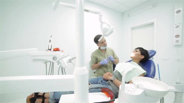 Dentista dientes inspección final paciente ver general — Vídeo de stock