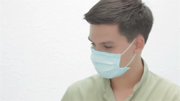 Dentista de pie sobre el paciente hace su inspección dental — Vídeos de Stock