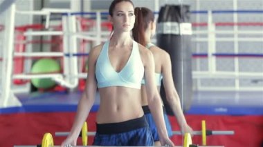 Bir egzersiz sırasında onun eğitmeni olan bir genç kız atlet