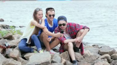Üçlü eşcinsel arkadaşlar selfieie yapmak