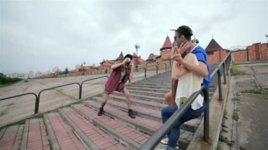 Genç arkadaşlar fotoğraf çektirirken eğleniyorlar.