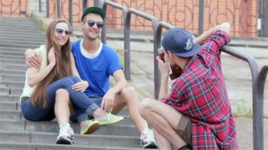 Fotoğrafçınız için poz veren neşeli çift