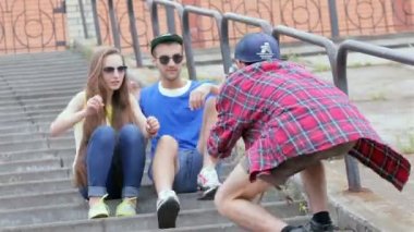 Fotoğrafçınız için poz veren neşeli çift