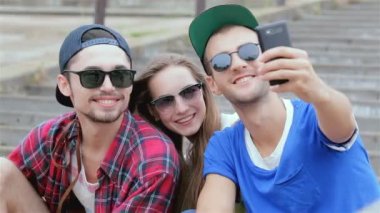 Arkadaşlarla selfie çekerken.