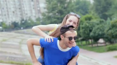 Çift fotoğraflandı. Adam eşcinsel arkadaşlarının fotoğraflarını çekiyor.