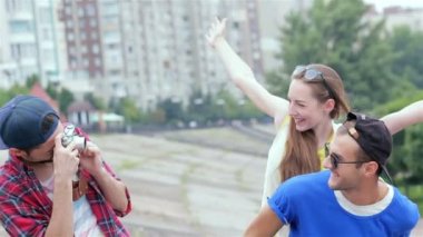 Çift fotoğraflandı. Adam eşcinsel arkadaşlarının fotoğraflarını çekiyor.