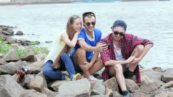 Trio gay amici fare selfieie riverside — Video Stock