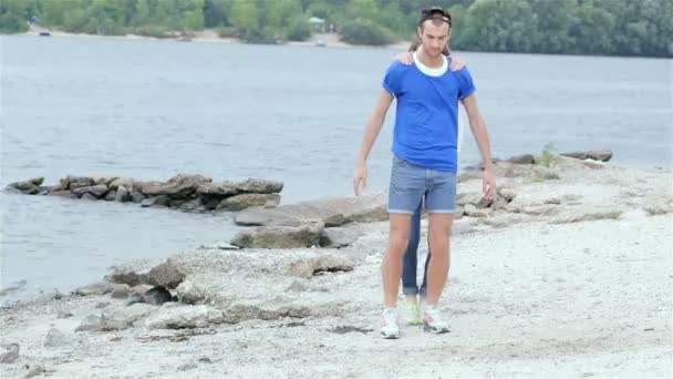 川岸の陽気なカップル — ストック動画