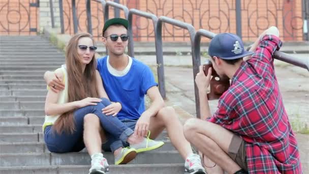 Alegre pareja posando para su fotógrafo — Vídeo de stock