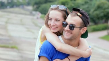 Adam eşcinsel arkadaşlarının fotoğraflarını çekiyor.