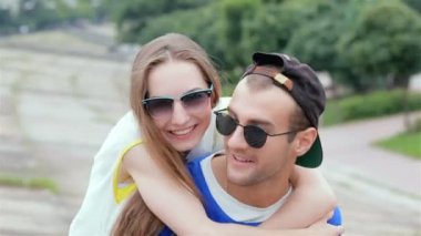 Adam eşcinsel arkadaşlarının fotoğraflarını çekiyor.