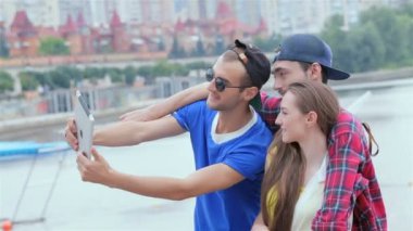 Güzel ve gülümseyen üç arkadaş fotoğraf ve selfie yapmak