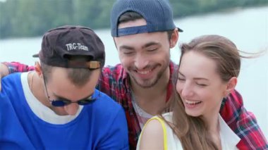 Güzel ve gülümseyen üç arkadaş fotoğraf ve selfie yapmak