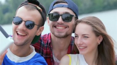 Güzel ve gülümseyen üç arkadaş fotoğraf ve selfie yapmak