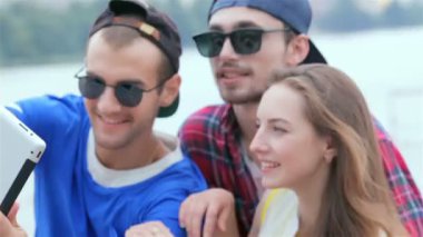 Güzel ve gülümseyen üç arkadaş fotoğraf ve selfie yapmak