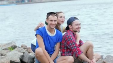 Kız arkadaşları sarılma ve mesafe gösterir