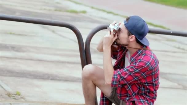 Парень фотографирует своих друзей-геев — стоковое видео