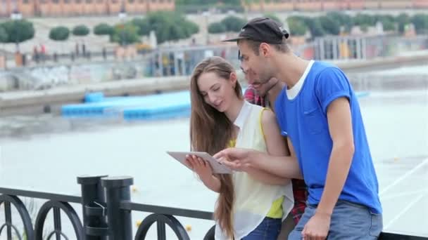 Des amis aident la fille à gérer la tablette — Video