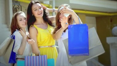 Üç güzel kız-shopaholic alışverişten sonra selfieie yapmak