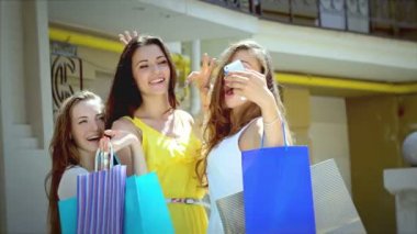 Genç Grace 'ler akıllı telefondan fotoğraf çekiyorlar.