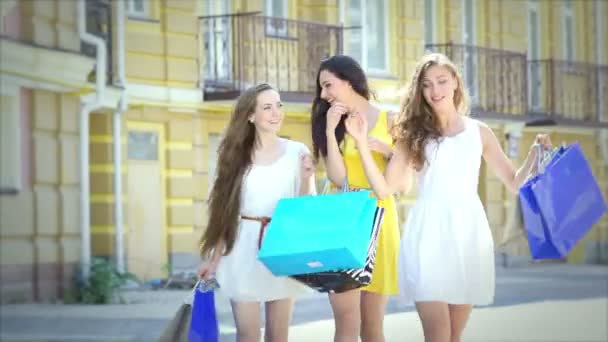 Τρία χαριτωμένα χαριτωμένο κορίτσι ευτυχισμένο το περπάτημα με μοντέρνα ψώνια, ενώ το PIN — Αρχείο Βίντεο