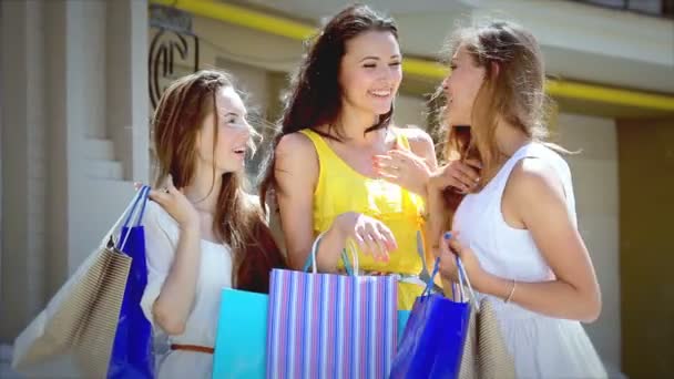 Tři milé dívky diskutují o jejich nákupu mimo butik — Stock video
