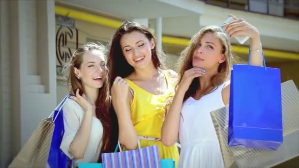 Jong mooi meisje shopaholic maken selfieie na winkelen — Stockvideo