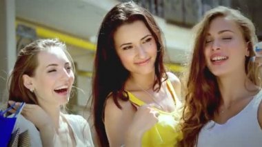 Üç güzel kız-shopaholic alışverişten sonra selfieie yapmak