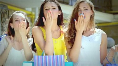 Üç genç kız shopaholic güneşli öpücük yapmak