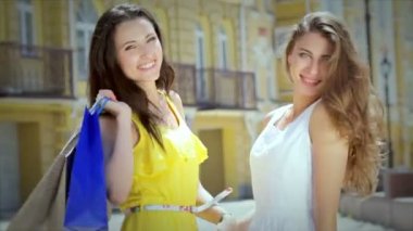 Alışveriş poşetleri tutarak sarılma iki kız hoş