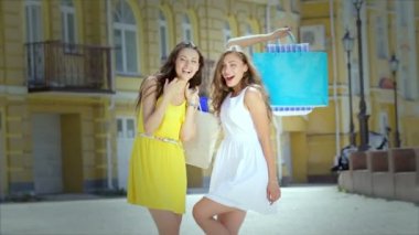 Şirin kızlar duygusal alışveriş yaparken onların arkadaşları selamlıyorum