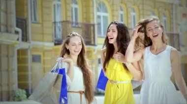 Genç güzel kız shopaholics alışveriş sonra moda öğelerini, seyir