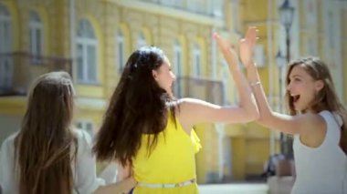 Neşeli kız butikler yürümek bize geri o zaman arkanı dön bizimle yüzleşmek için