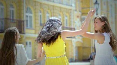 Üç kızlar Alışverişkoliğin taşımak çanta moda şeyler başa kamera ile