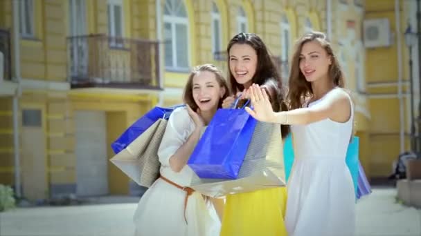 Três meninas bonitos emocionalmente cumprimentar seus amigos durante as compras — Vídeo de Stock