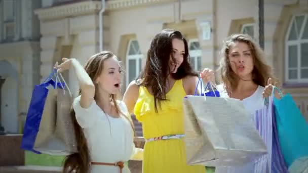 Três meninas bonitas-shopaholic emocionalmente se alegram na rua — Vídeo de Stock