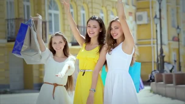 Κορίτσια-shopaholic χαίρονται συναισθηματικά στο δρόμο — Αρχείο Βίντεο