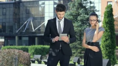 Çift birlikte ayakta, tablet üzerinde çalışmak, iyi performans alır