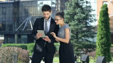 İş çift ofis merkezinin arka planda sevinirler