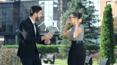 İş çift ofis merkezinin arka planda masada sevinirler çalışma