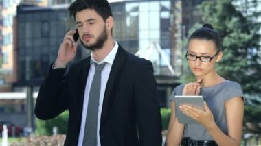 İş çift iyi performans alır ve mutlu onların tartışıyor