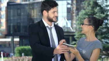 Kendine güvenen işadamı ve başarılı iş kadını seviniyor