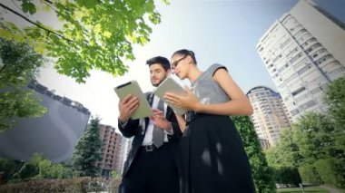 Tabletlerde başarılı iş çalıştırmak ve iyi sonuçlar almak ve tartışmak için mutlu