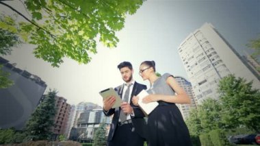 İşadamının sürgülü kamerası tabletlerde finansal özellikleriyle çalışır