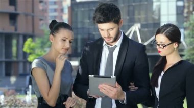 İş ortaklarının yakın bir tablet üzerinde çalışıyoruz, iyi haber almak ve sevinmek