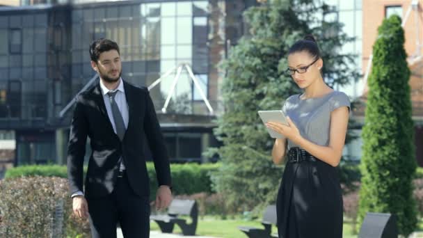 Pareja de negocios se reúne, obtiene un buen rendimiento y felizmente discutir su — Vídeos de Stock